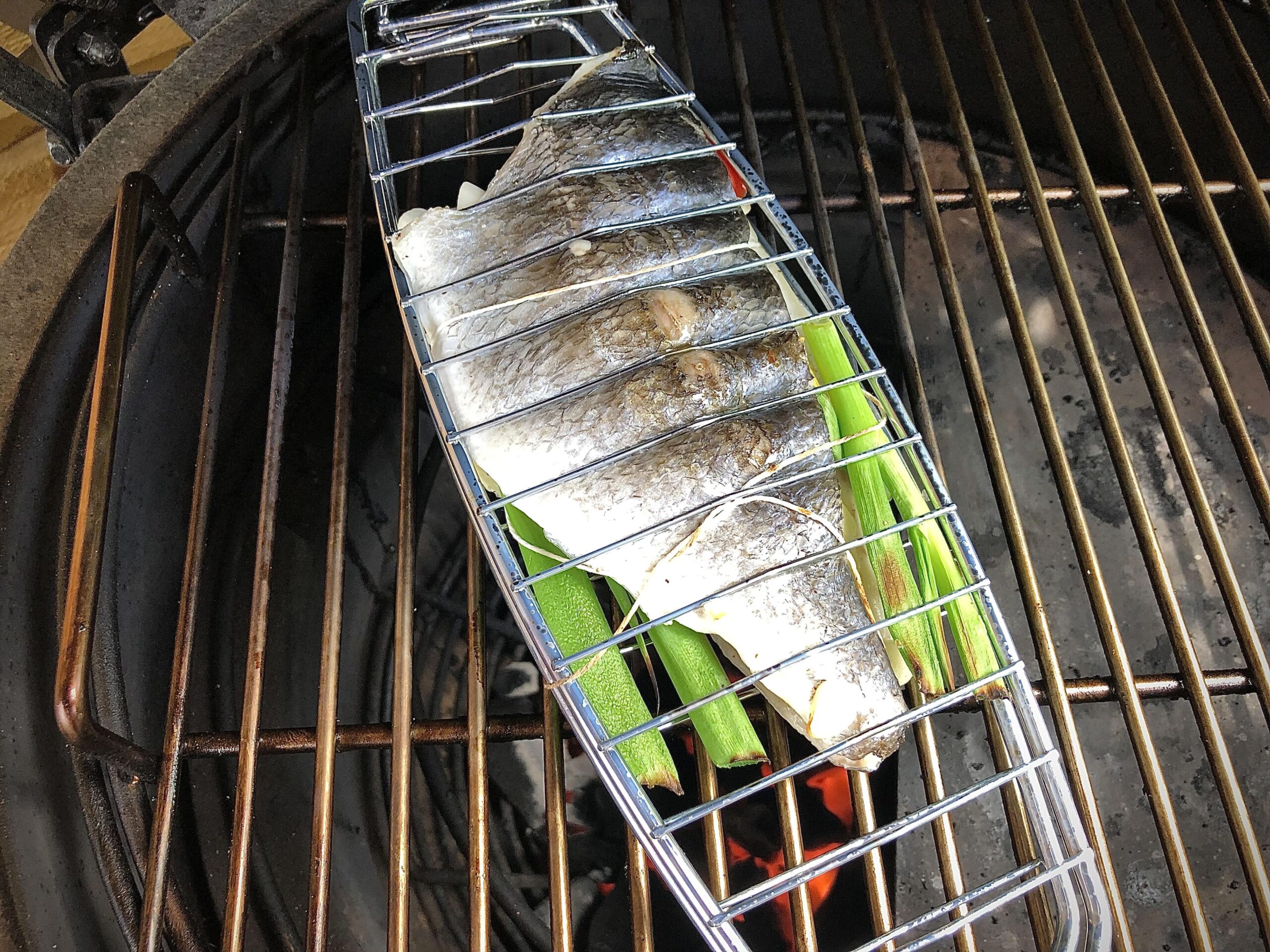 Gegrilde dorade gevuld met groente vis bbq recept kamado big green egg grillen