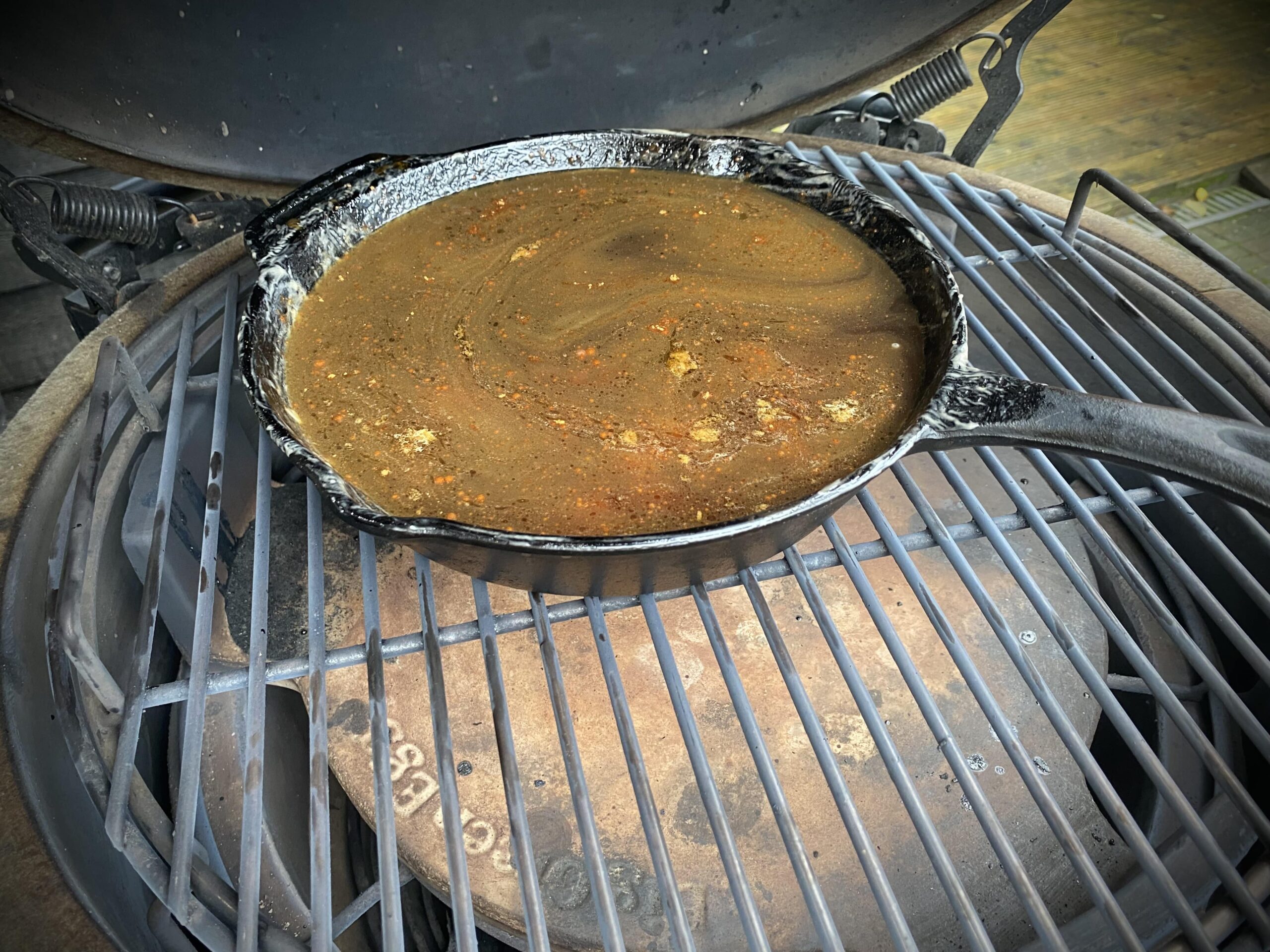 Dadel-Noten-Pudding-Bereiding-Skillet-Kamado-Recept-BBQ